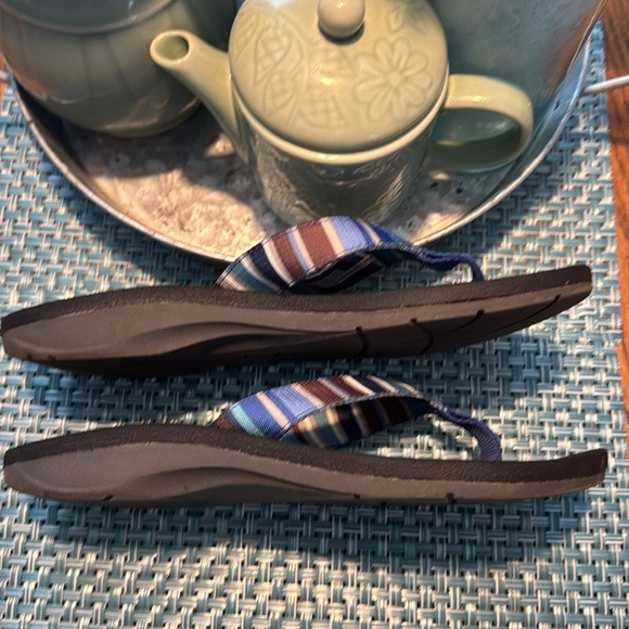 CLARKS "TATE MUSE" BLUE MULTI STRIPED TEXTILE THONG FLIP FLOPS SANDALS - Size 9 - Picture 2 of 5